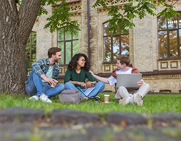 Investir dans l’immobilier étudiant à l’étranger : opportunités, risques et fiscalité